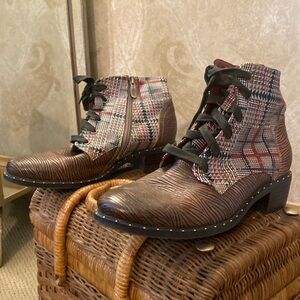 L’Artiste bootie never worn, side zip brown multi color. Size 39